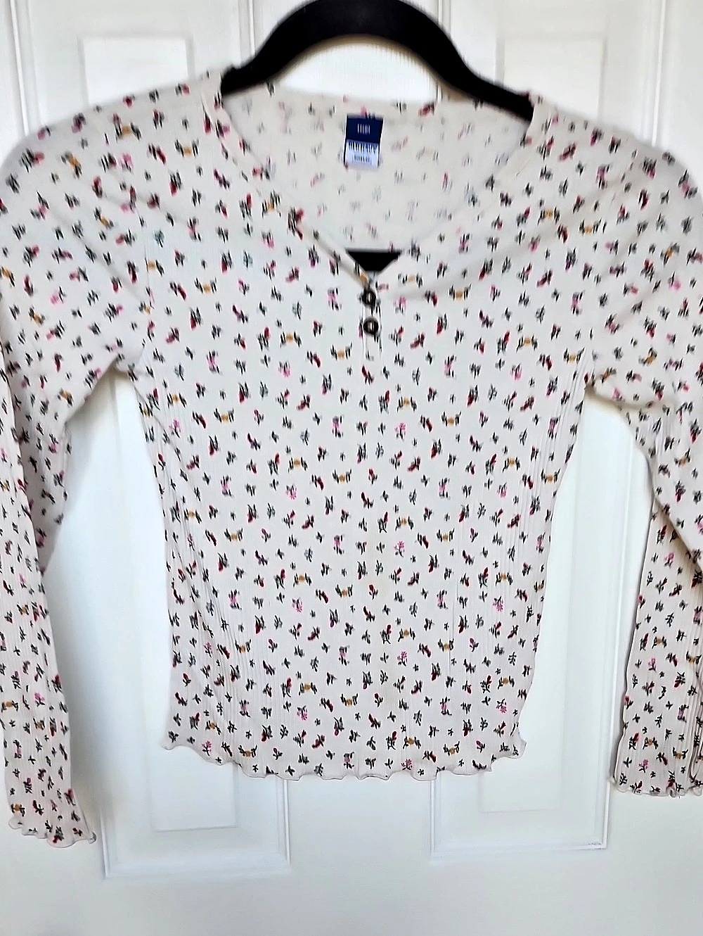 Old Navy Long Sleeve Floral Top in White Size Medium Like New